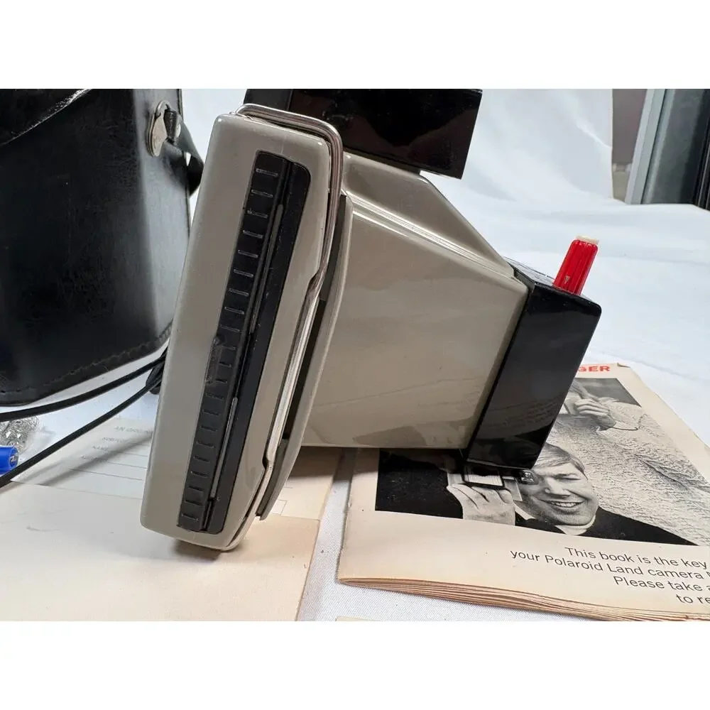 Vintage Polaroid THE SWINGER Model 20 Land Camera w/ Carry Case & Bulbs UNTESTED